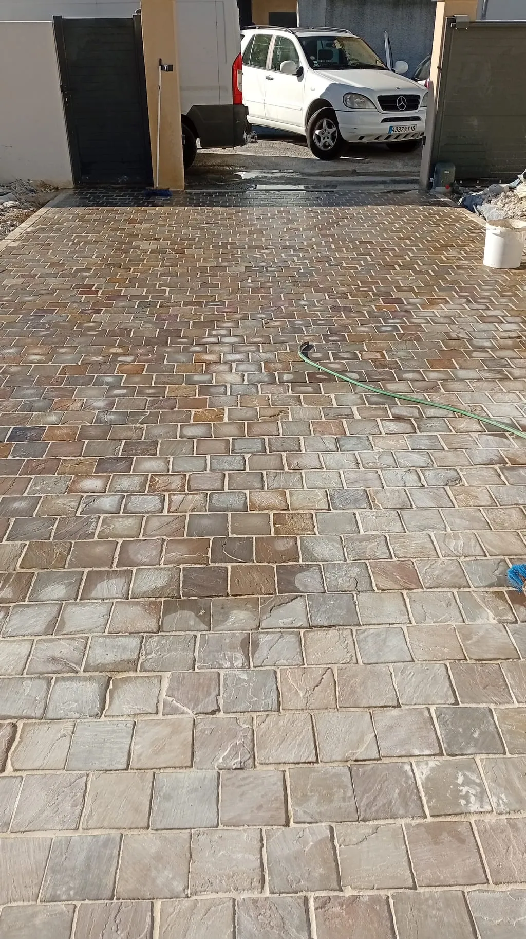 Pose d'une allée pavée sur notre chantier de Saint-Barnabé, à Marseille