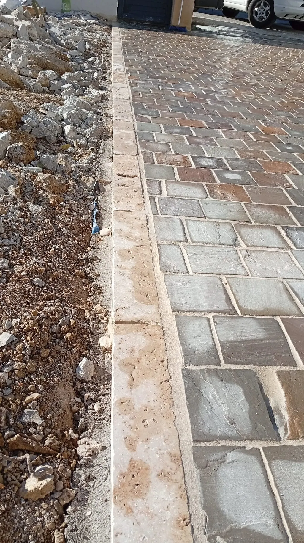 Pose d'une allée pavée sur notre chantier de Saint-Barnabé, à Marseille
