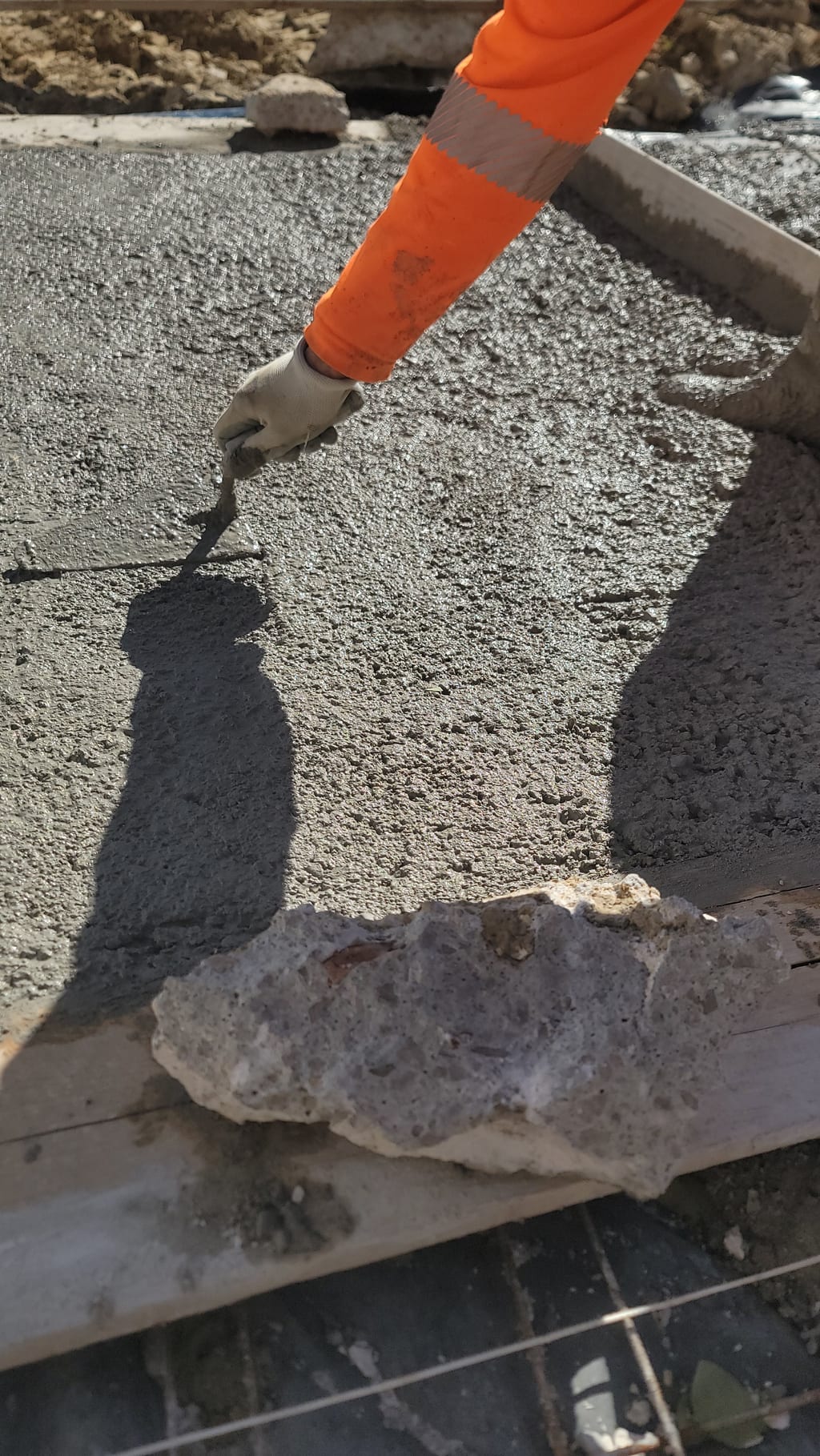 Finition à la truelle en bord de dalle — raccord pavés Saint-Barnabé
