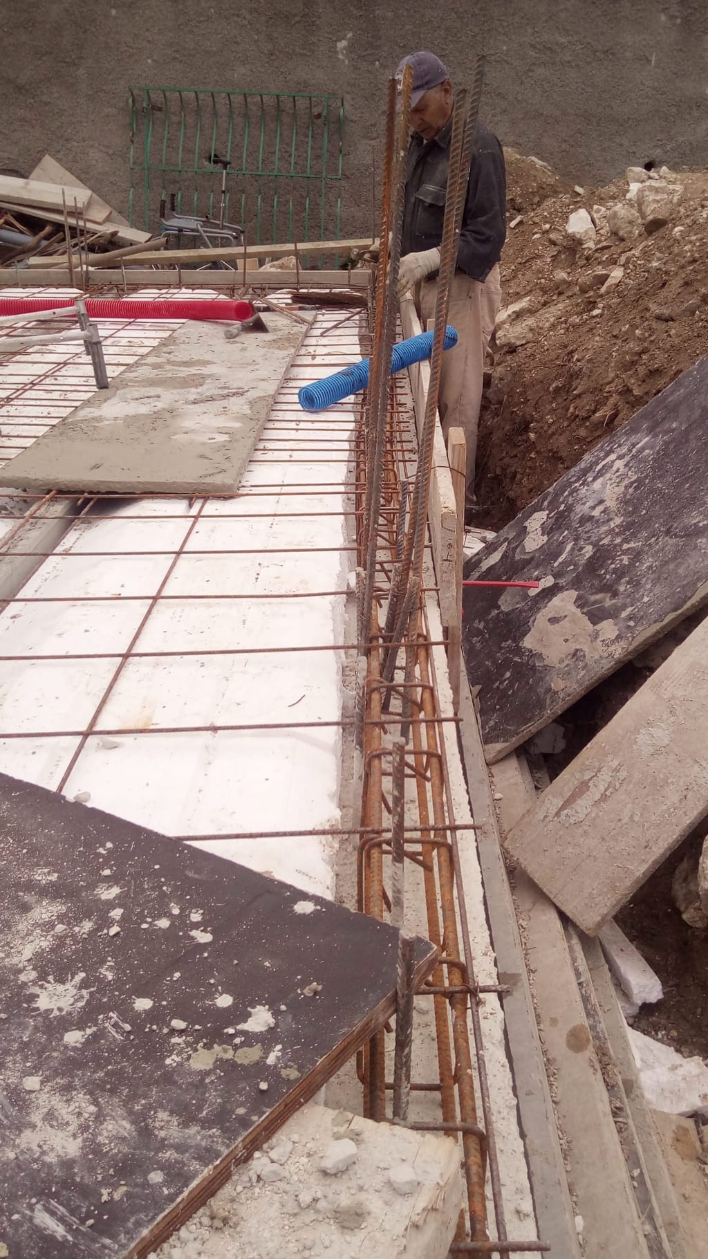 Chaînage béton en couronnement des murs d'un garage en parpaing