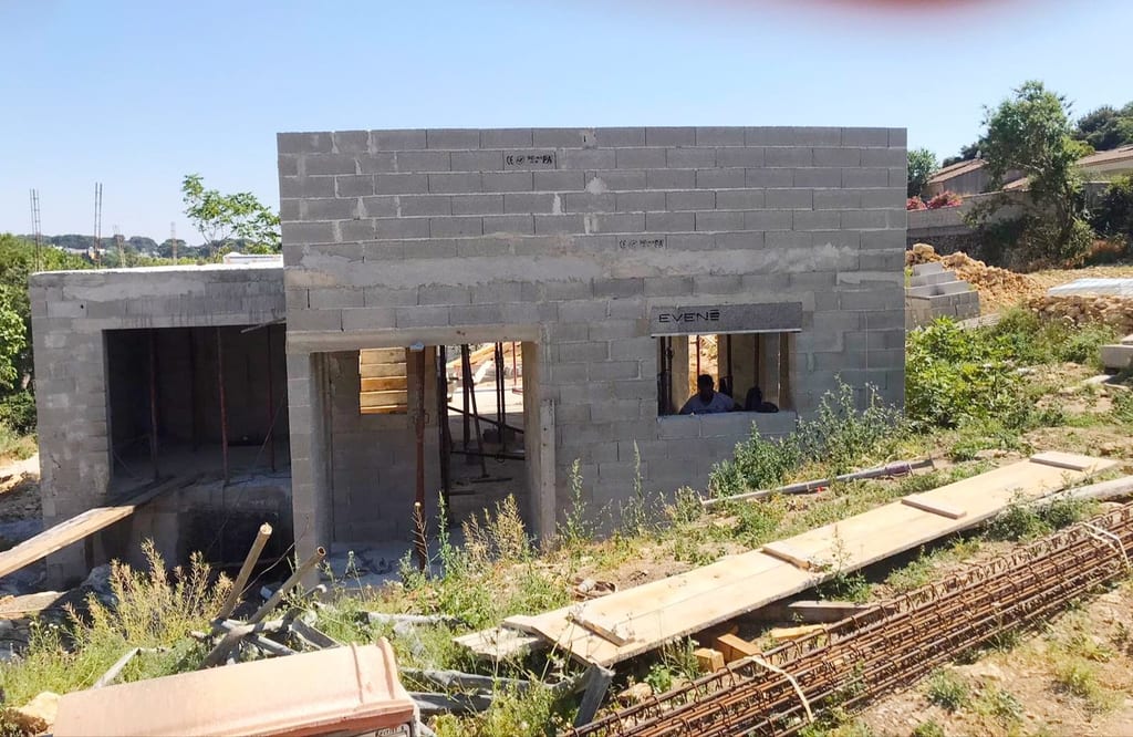 Chantier de maçonnerie préparant les supports d'un aménagement extérieur à Aix-en-Provence