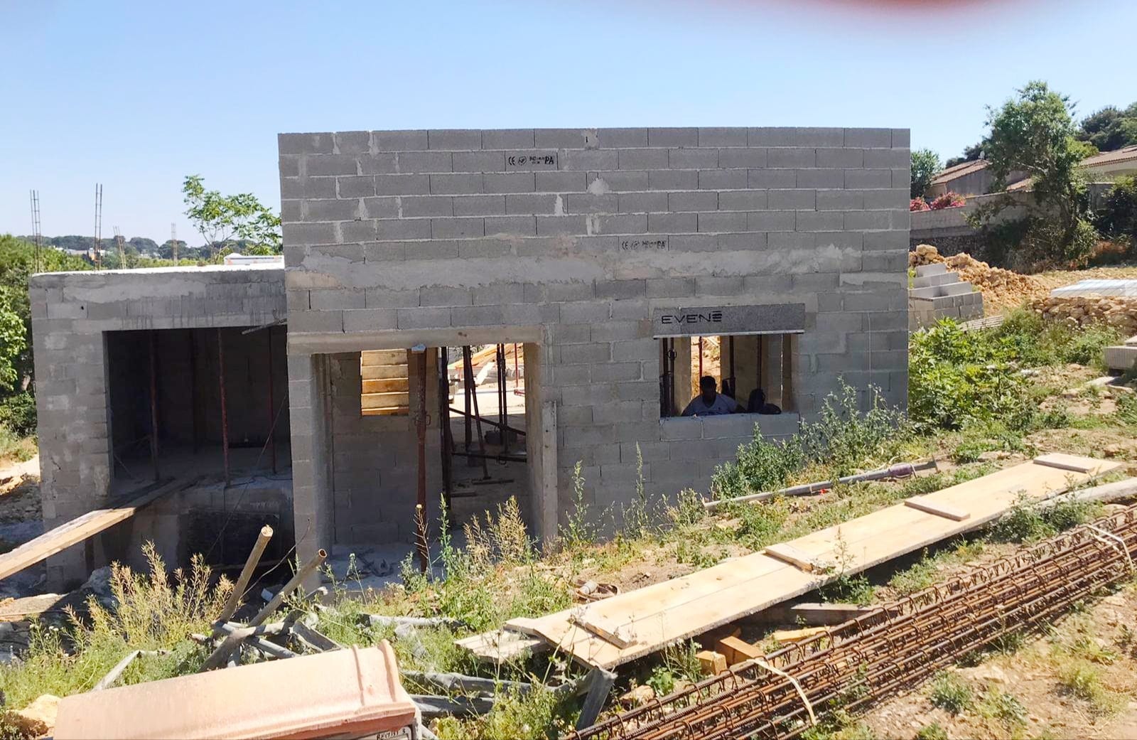 Villa neuve construite à Aubagne — élévation des murs · constructeur LMVP