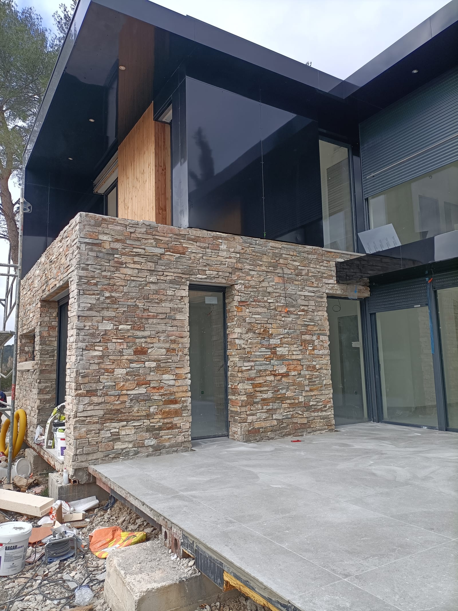 Constructeur maison Aubagne — villa neuve en cours de construction · gros œuvre LMVP