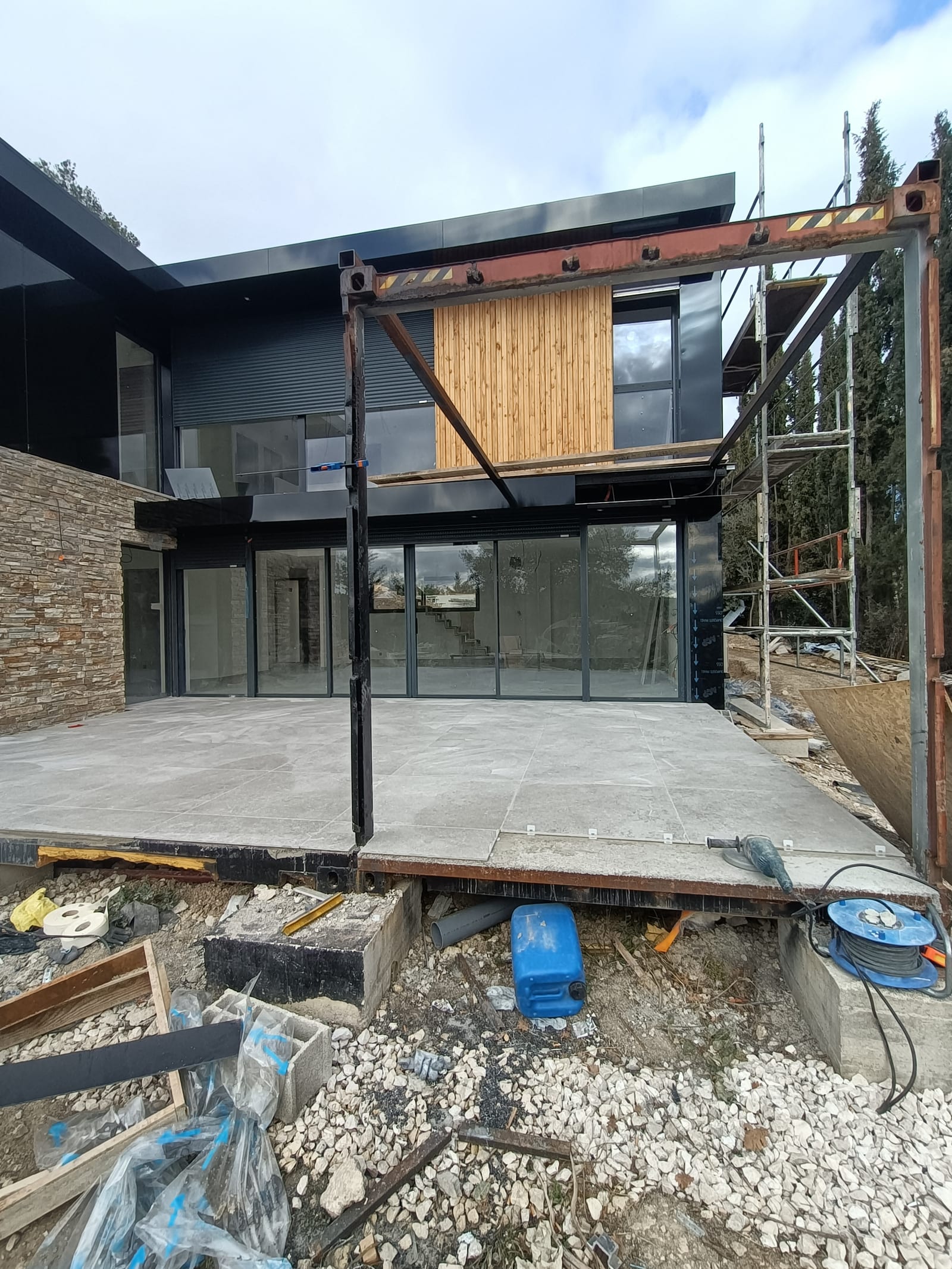 Maison individuelle construite à Aubagne — vue d'ensemble · constructeur Les Maisons Vertes Provençales
