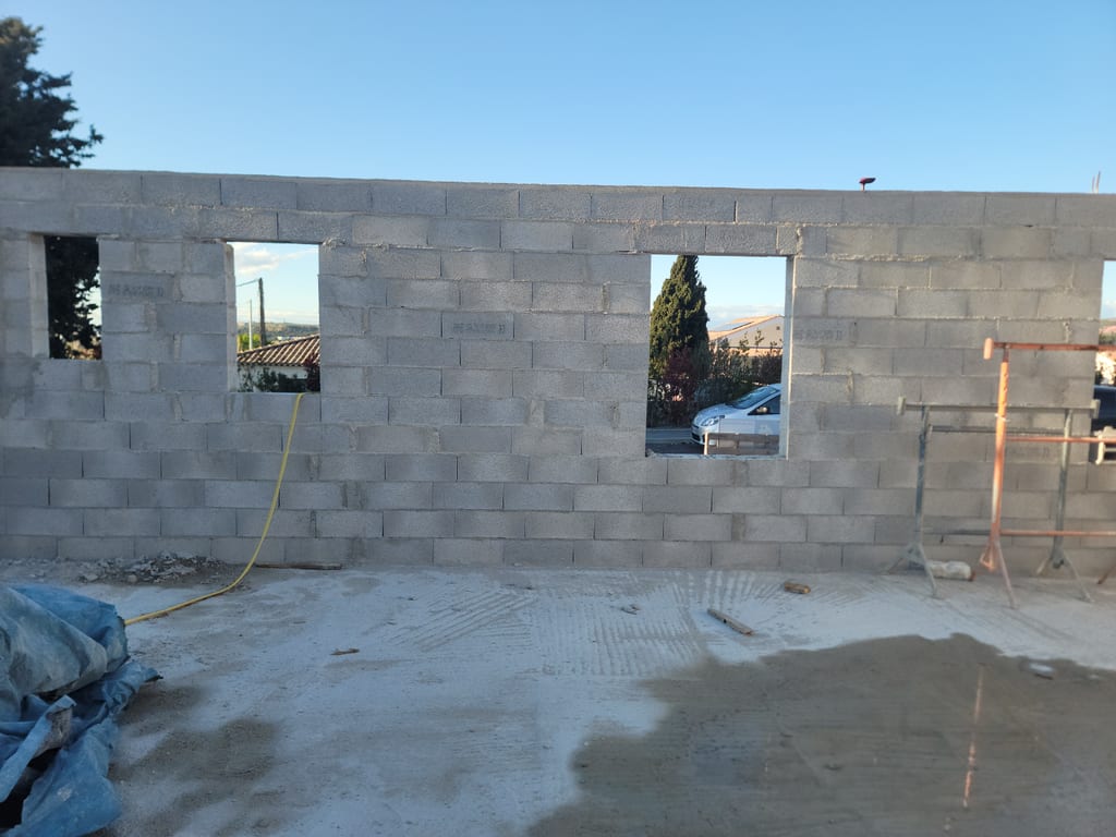 Mur porteur avec deux ouvertures de fenêtres réservées