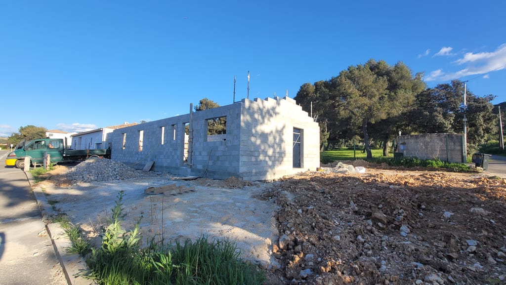 Vue panoramique du chantier — pignon à redents fini