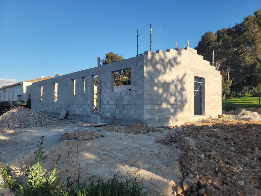 Façade nord du chantier en cours d'élévation, chaînages d'angle