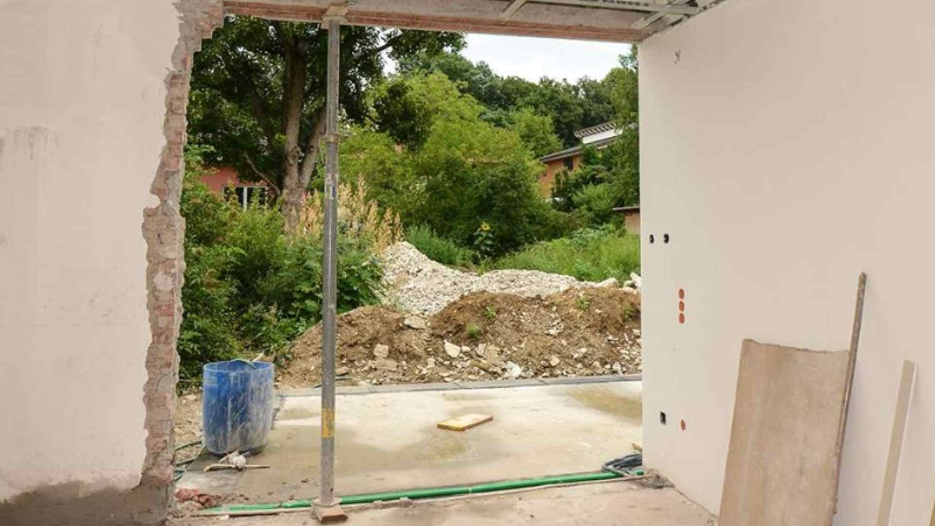 Démolition contrôlée du mur en pierre — Aix Vieux ville