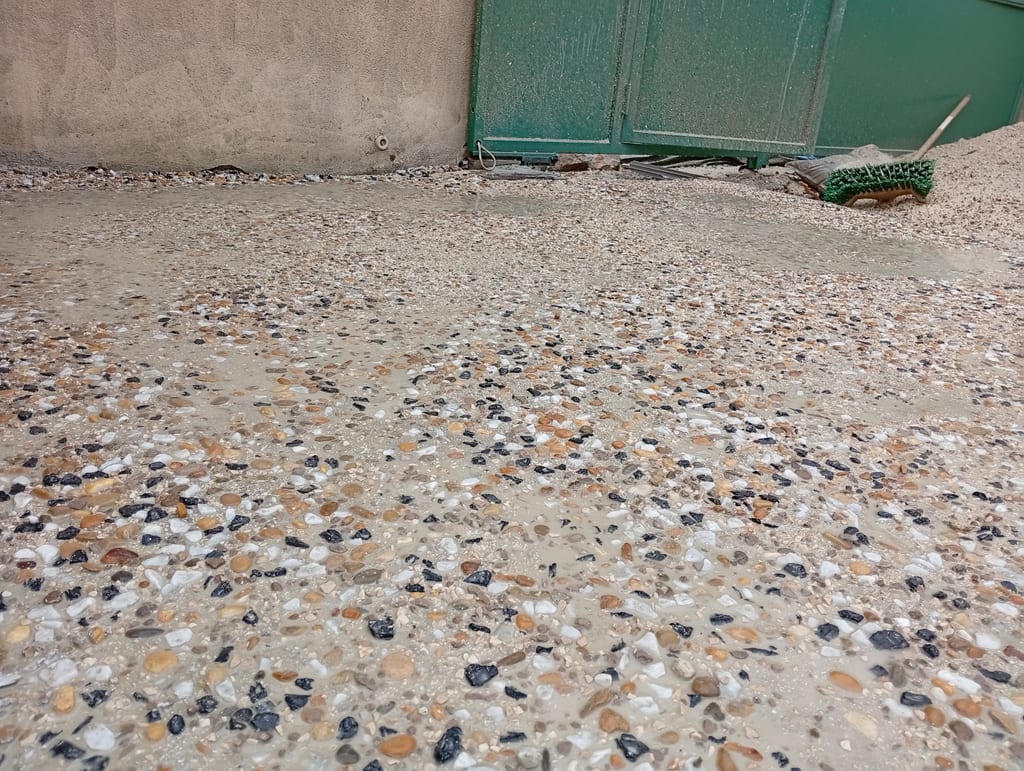 Dalle en béton désactivé livrée dans une cour du quartier d'Endoume, accessible uniquement par une rue étroite