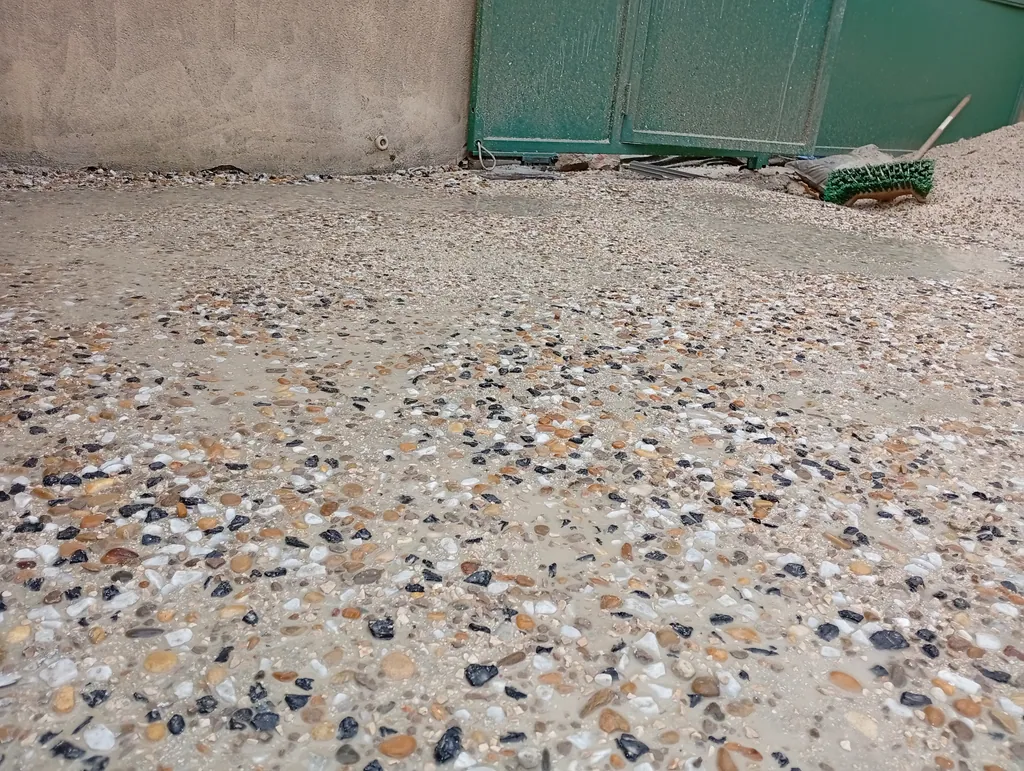 Dalle en béton désactivé livrée dans une cour du quartier d'Endoume, accessible uniquement par une rue étroite