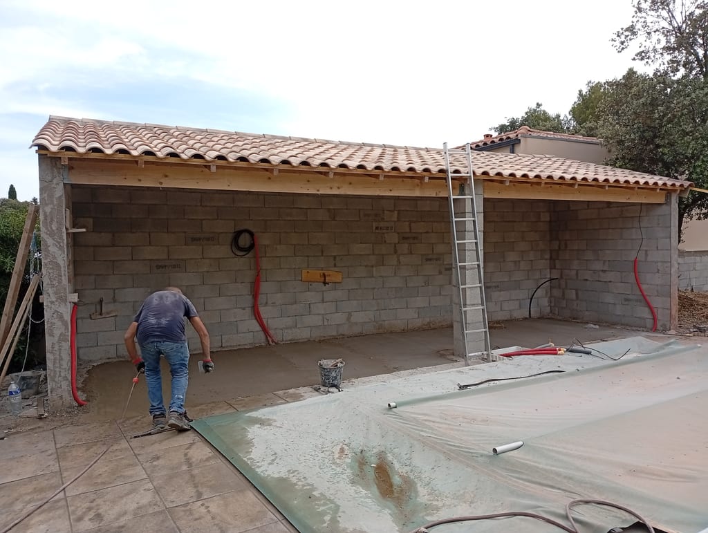 Extension avec cuisine d'été sur notre chantier de Miramas