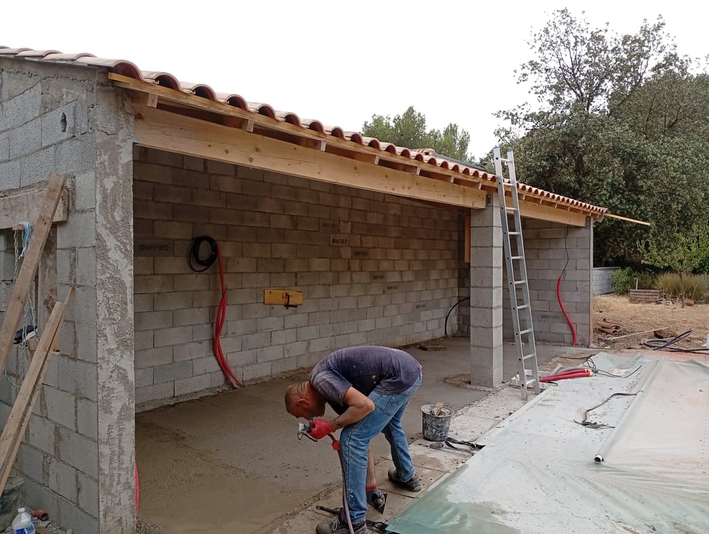 Extension avec cuisine d'été sur notre chantier de Miramas