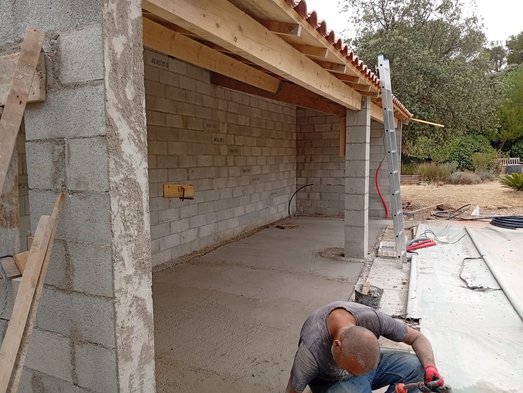 Charpente en bois Douglas d'une pergola réalisée à Miramas