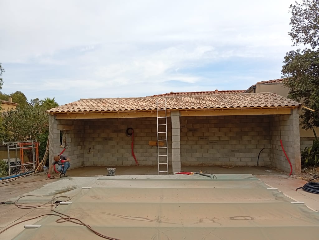 Extension avec cuisine d'été sur notre chantier de Miramas