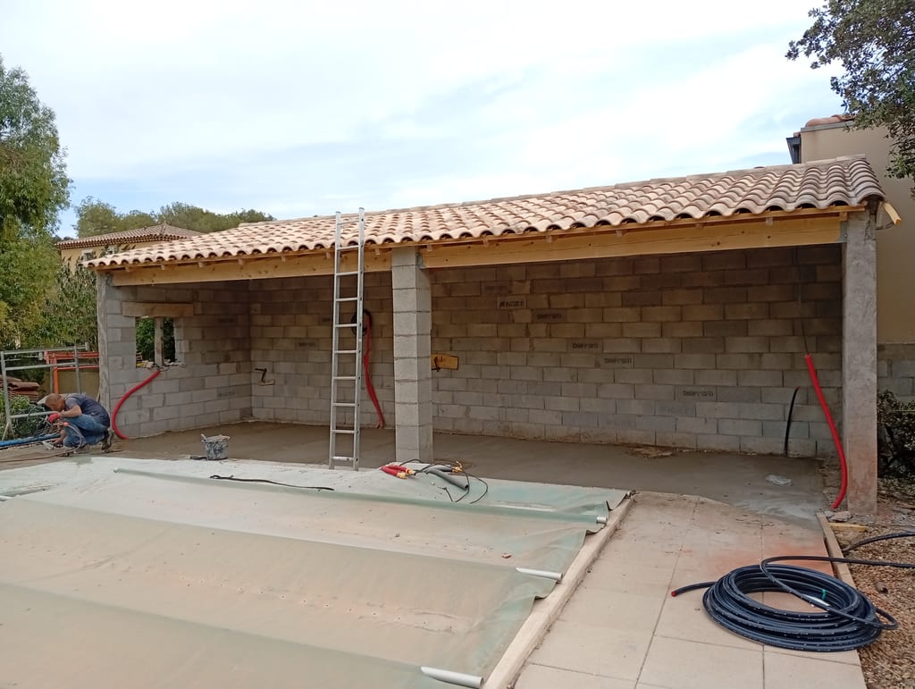 Extension avec cuisine d'été sur notre chantier de Miramas