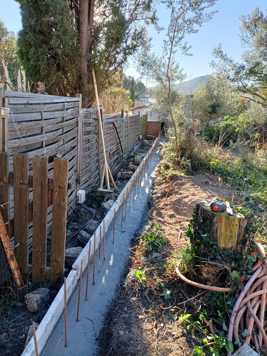 Fondations en béton armé d'un garage maçonné en Provence