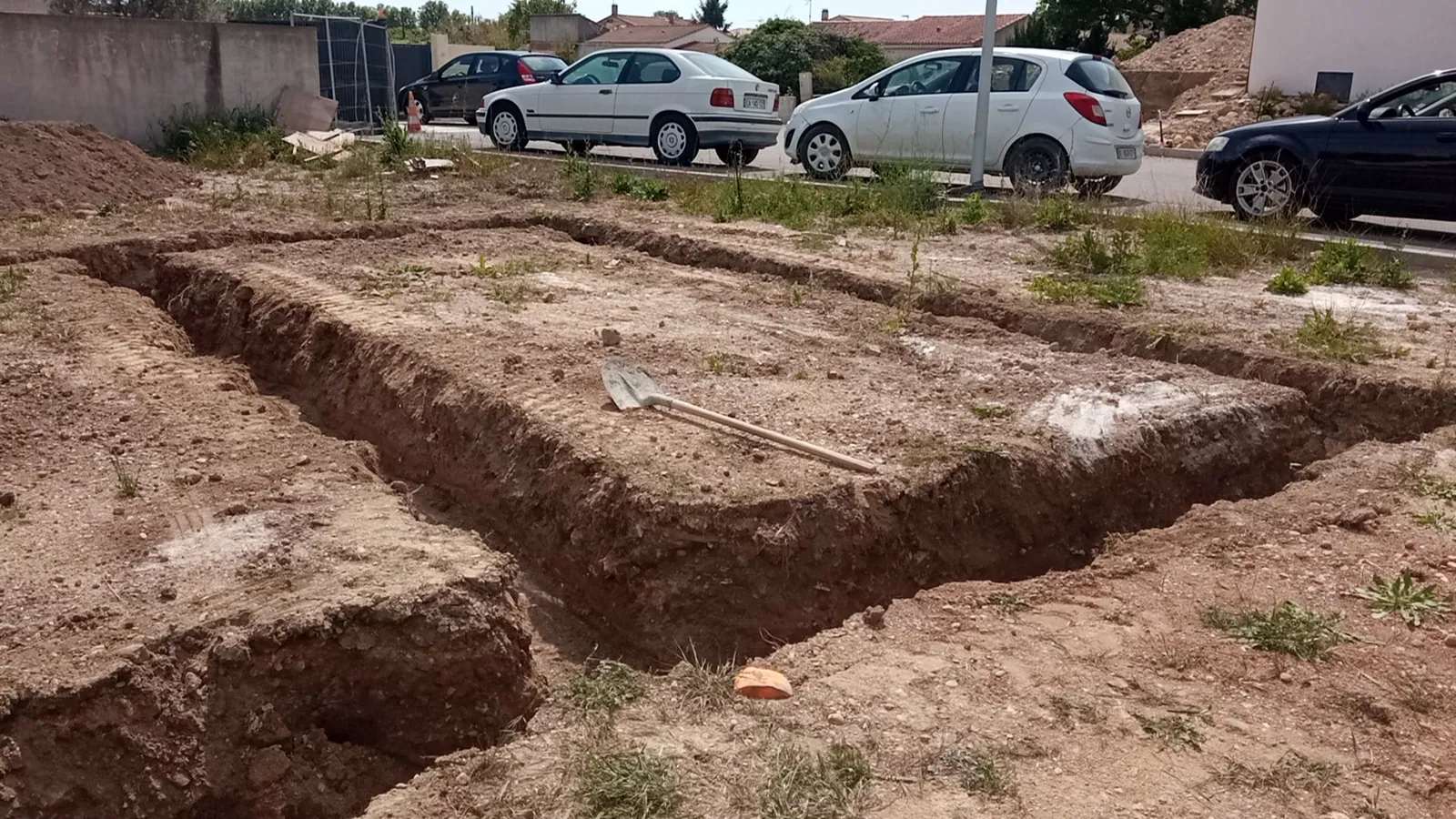 Fouilles de fondation ouvertes sur un terrain de lotissement