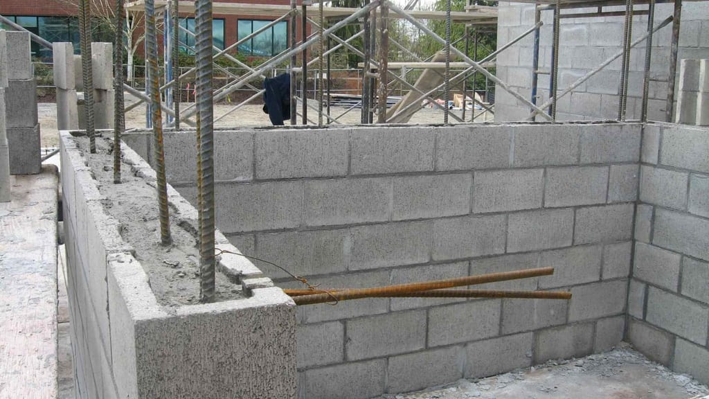Élévation des murs d'un garage en parpaing par Les Maisons Vertes Provençales dans les Bouches-du-Rhône
