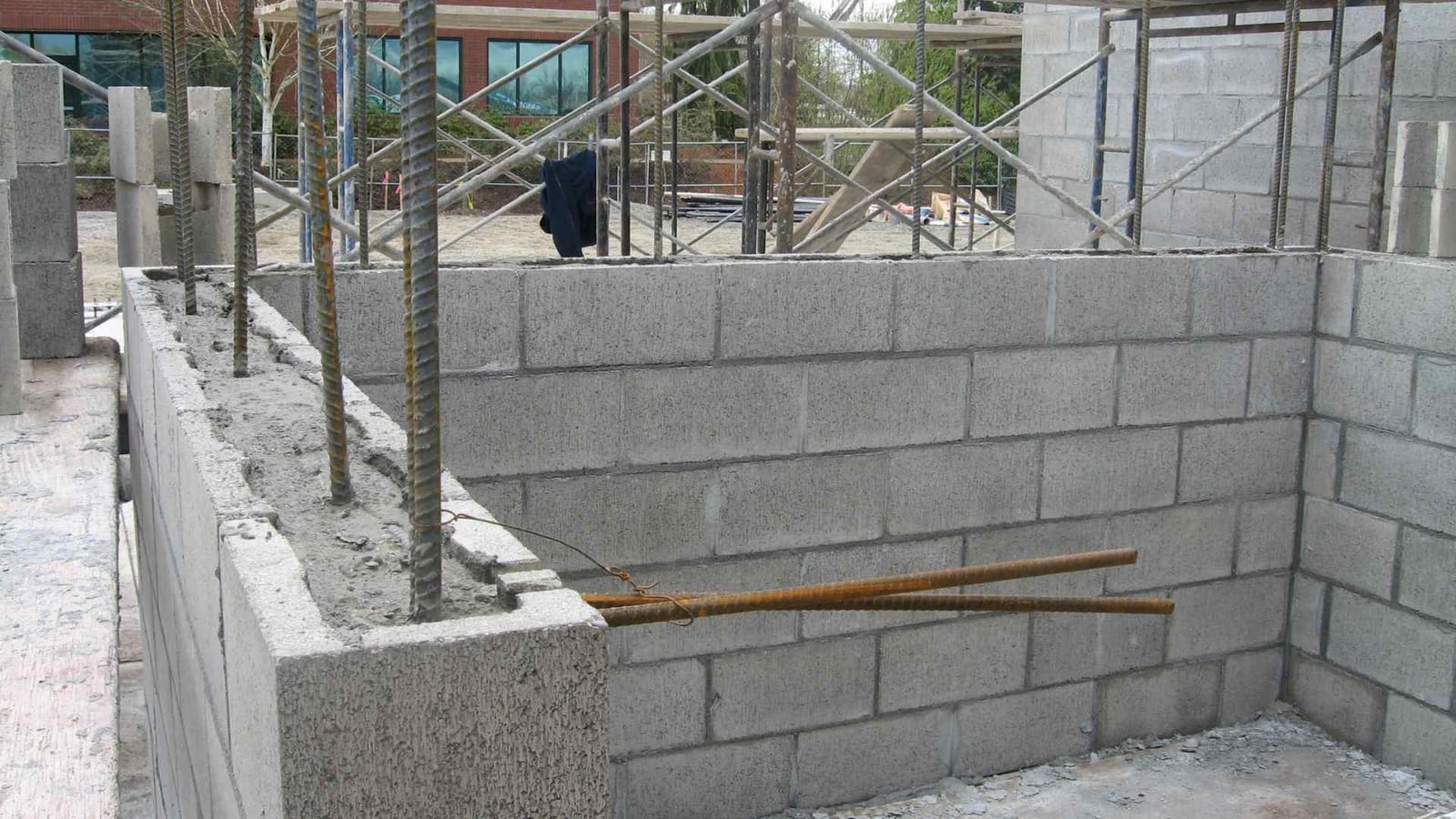 Mur de soutènement béton armé à Marseille 8e — chantier maçonnerie 13008 LMVP