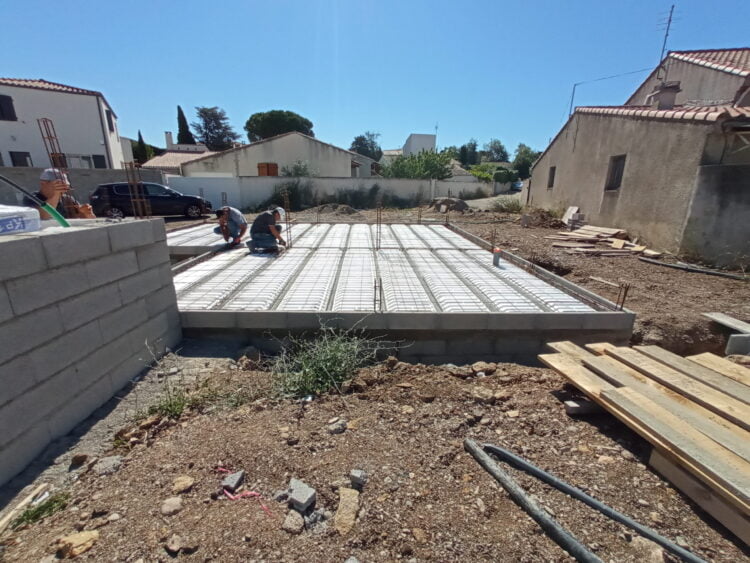 Inspection d'un plancher et de son plafond lors d'un diagnostic de fissures en Provence