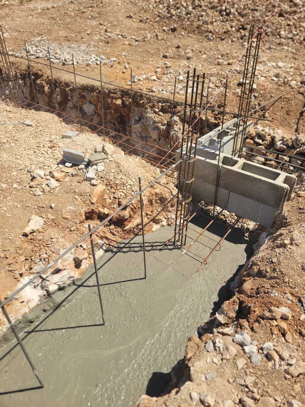 Détail premier agglo creux posé sur béton frais et attentes verticales