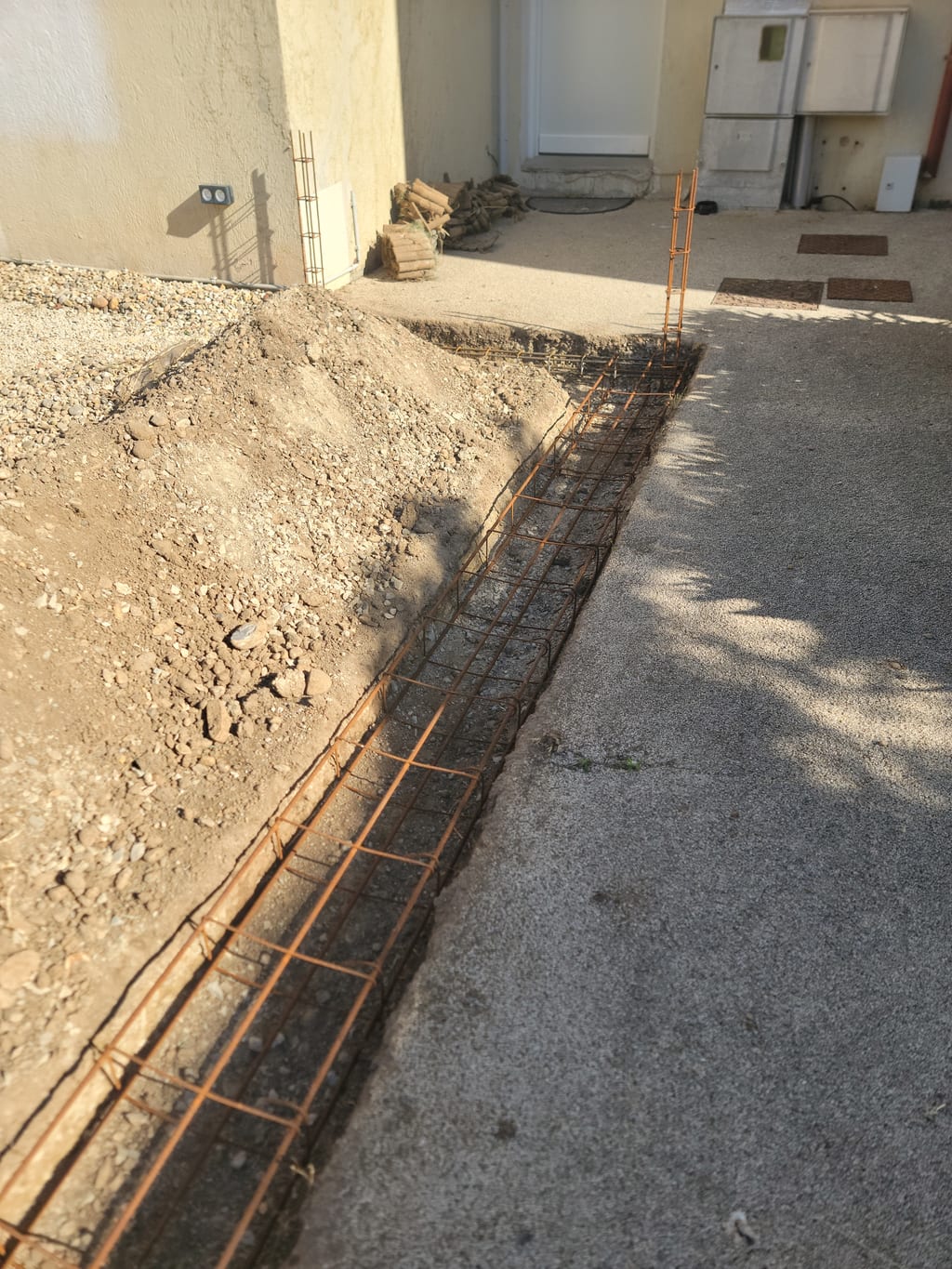 Ferraillage longitudinal de la semelle avec aciers d'attente et compteur EDF voisin — Arles