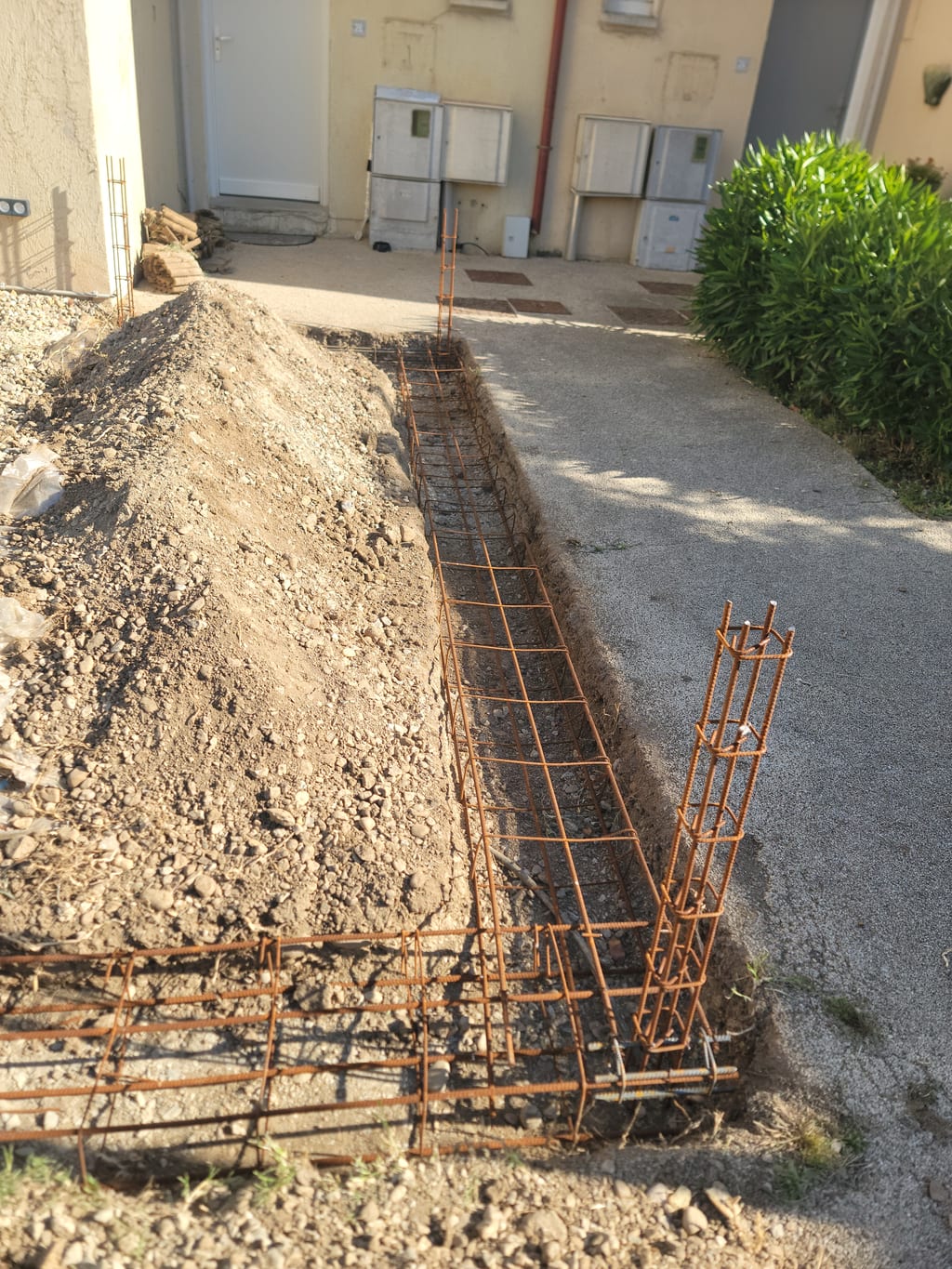 Ferraillage de semelle filante avec aciers d'attente verticaux et raccord au mur enduit existant — Arles Avril 2026