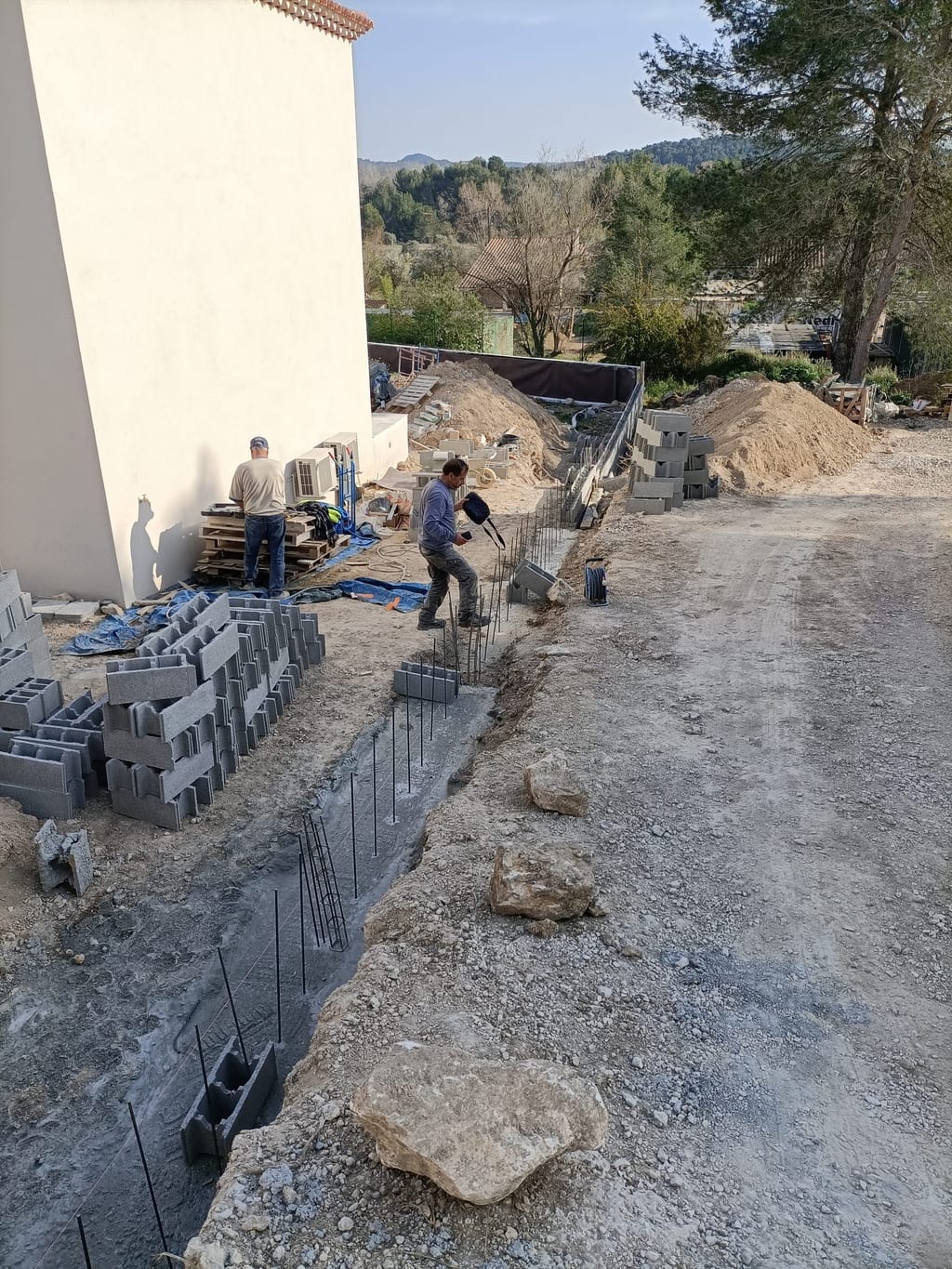 Mur de soutènement en pierre retenant un talus sur un terrain en restanque à Ventabren, Bouches-du-Rhône