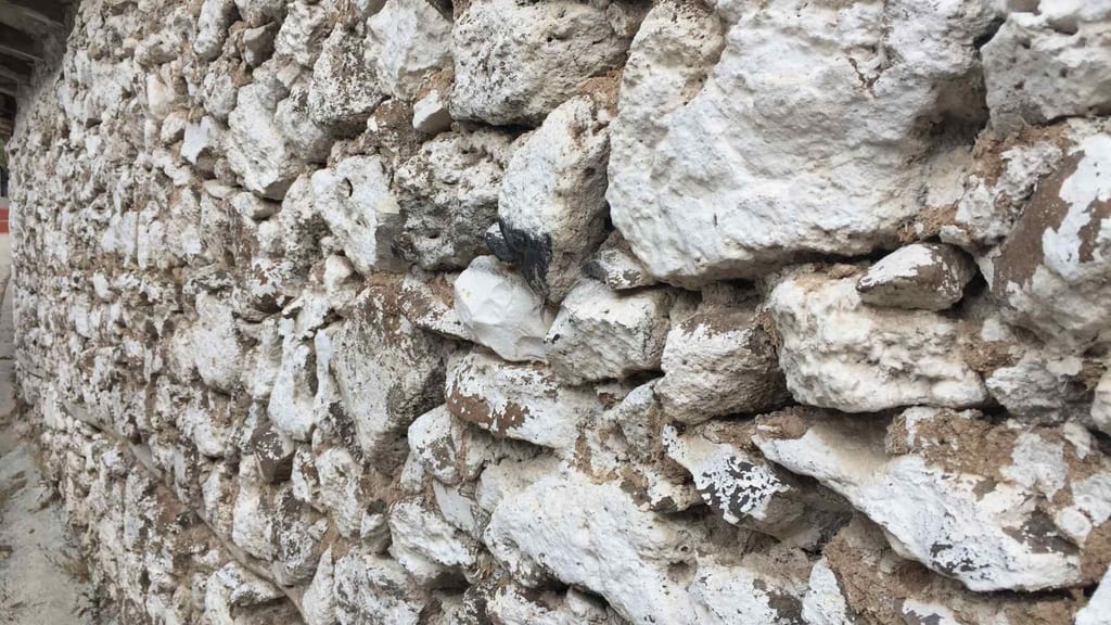 Mur en pierre sèche provençale monté à la main sur un chantier des Bouches-du-Rhône