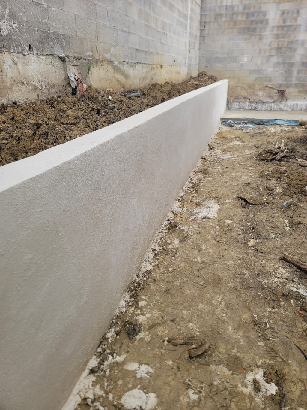Mur de soutènement fini avec couvertine et raccord remblai terre — Saint-Barnabé 13012