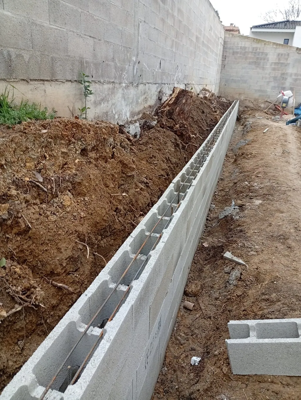 Mur de soutènement édifié sur notre chantier de Saint-Barnabé, à Marseille