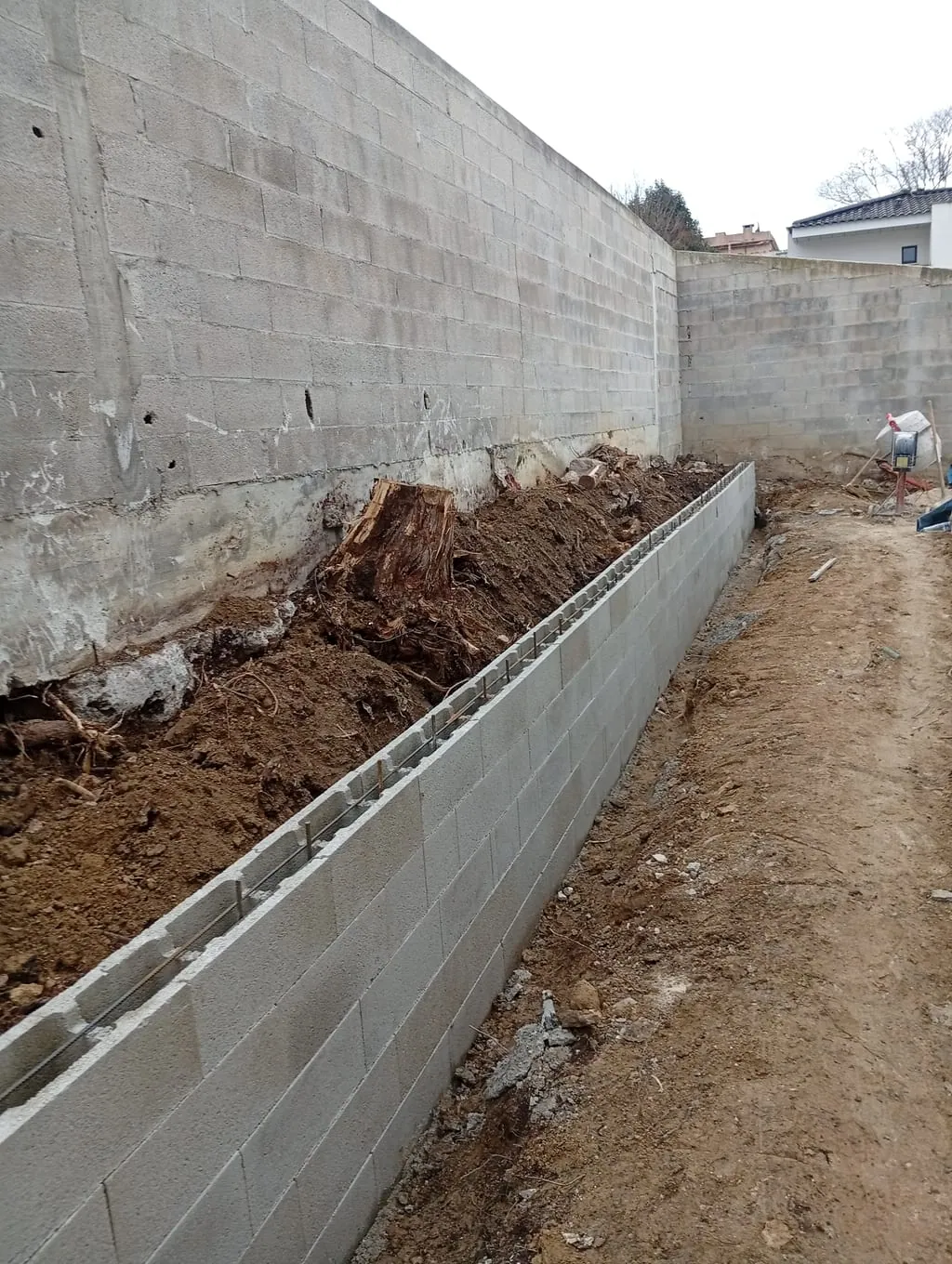 Mur de soutènement édifié sur notre chantier de Saint-Barnabé, à Marseille