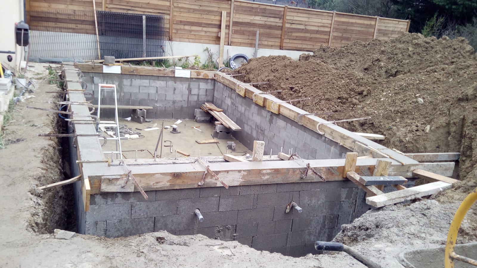 Piscine béton finie à Arles — finition carrelage jardin de mas camarguais · LMVP