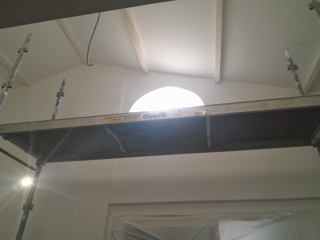 Surélévation de maison en cours dans le pays d'Aix, pose du plancher haut d'un nouvel étage