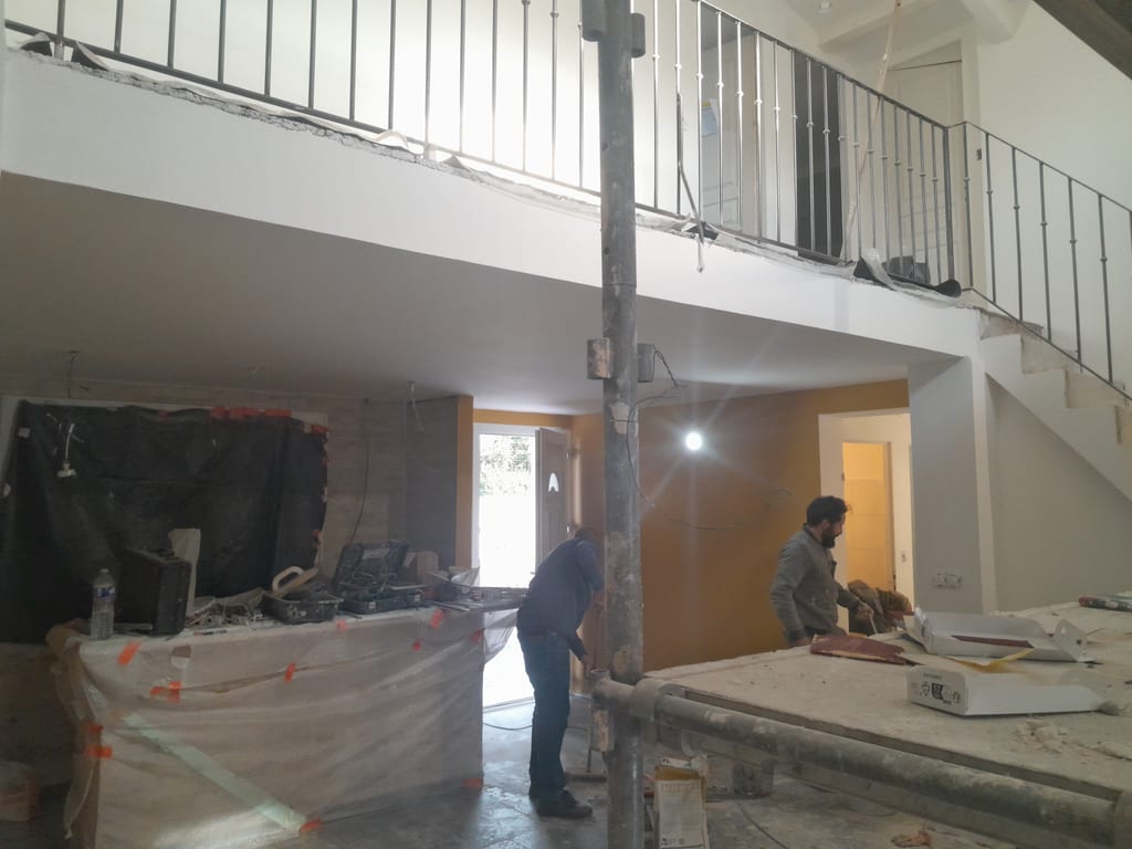 Surélévation de maison en cours près de l'étang de Berre, élévation d'un nouvel étage