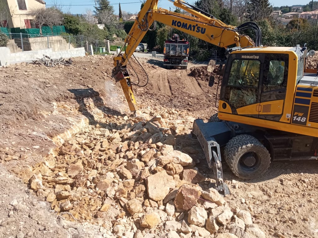 Tranchée de terrassement pour le raccordement d'un assainissement non collectif en Provence