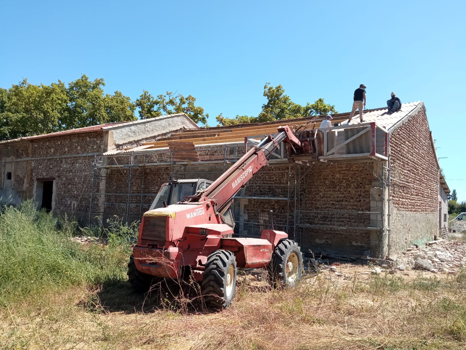Échafaudage et bardage Douglas en pose — extension Cassis