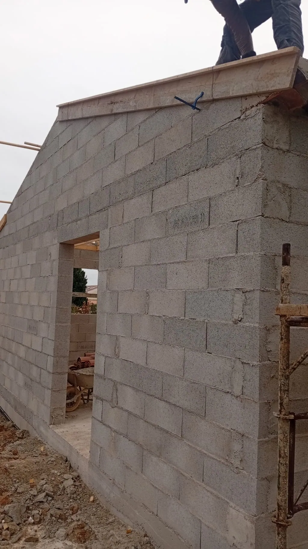 Détail toiture tuiles canal — villa Pennes-Mirabeau