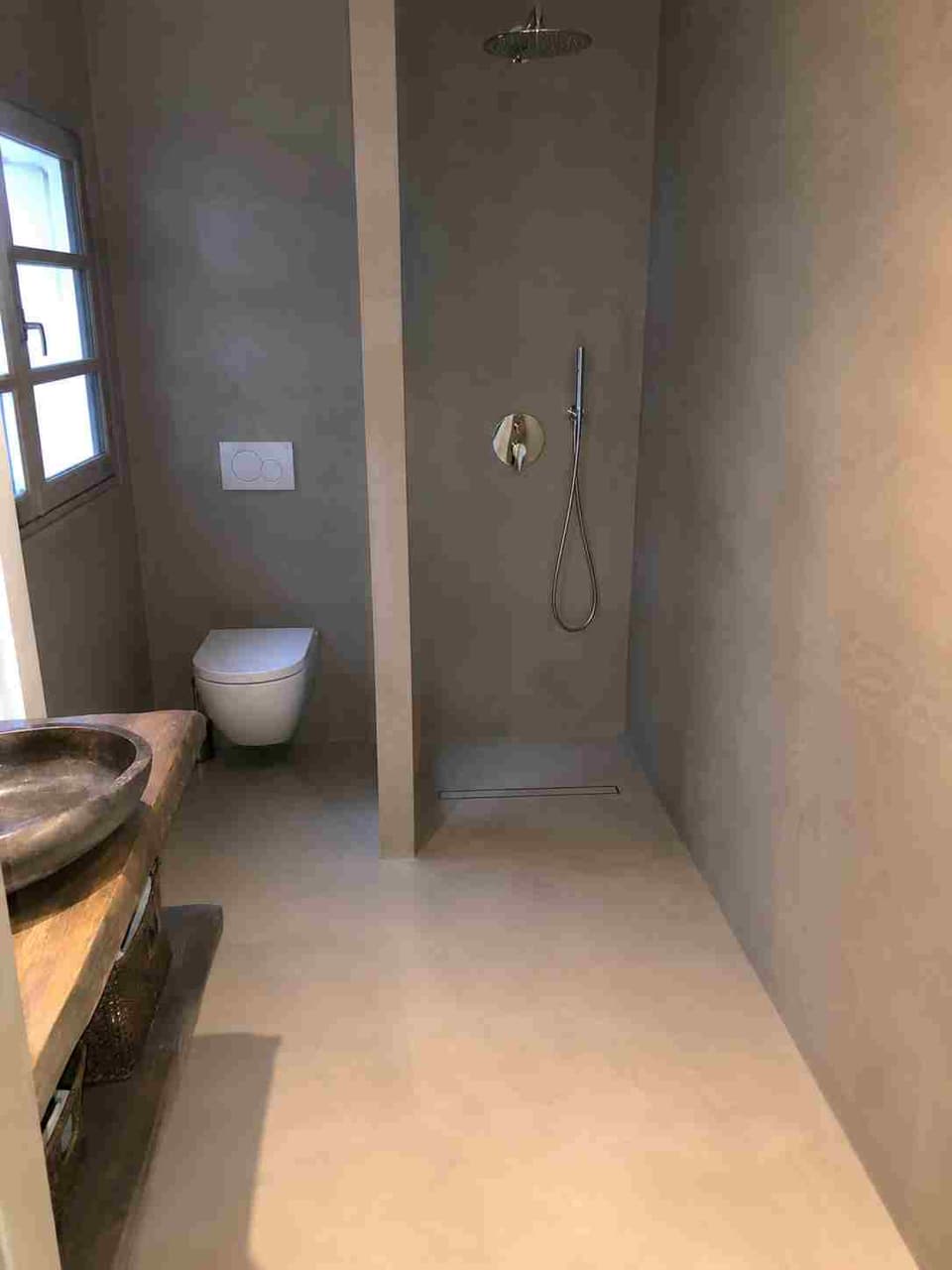 Béton ciré dans une salle de bain avec douche à l'italienne