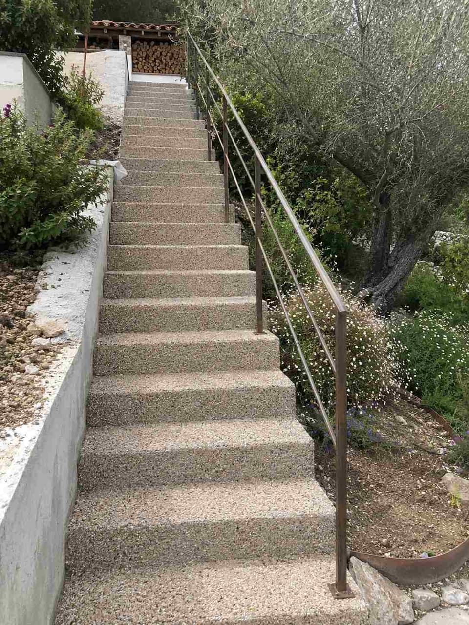 Escalier béton extérieur en béton désactivé dans un jardin provençal