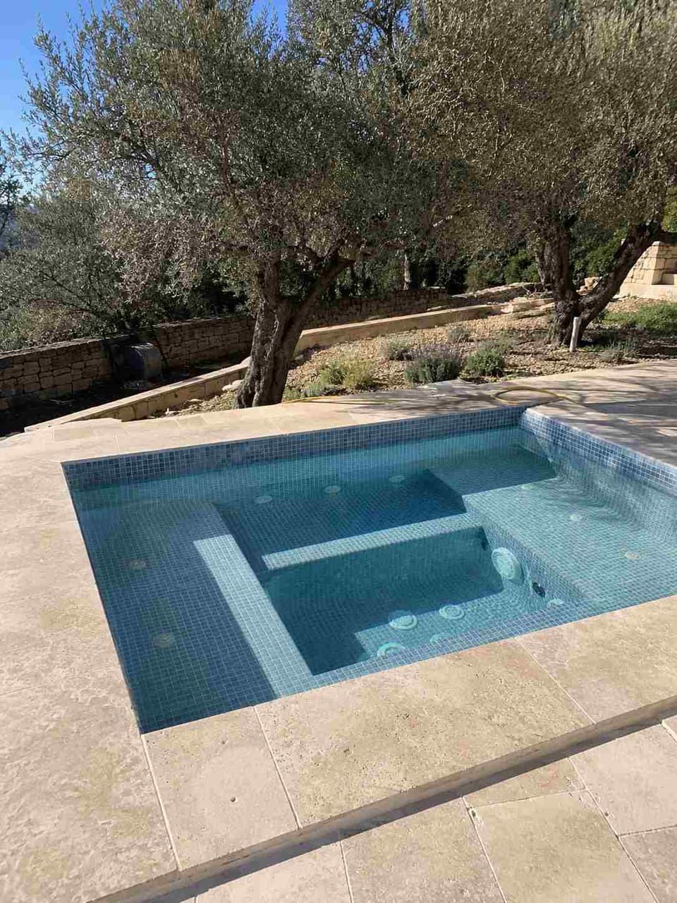 Spa béton maçonné sur mesure carrelé sur une terrasse en Provence