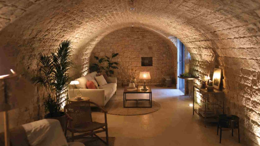 Cave voûtée restaurée et transformée en pièce à vivre à Arles