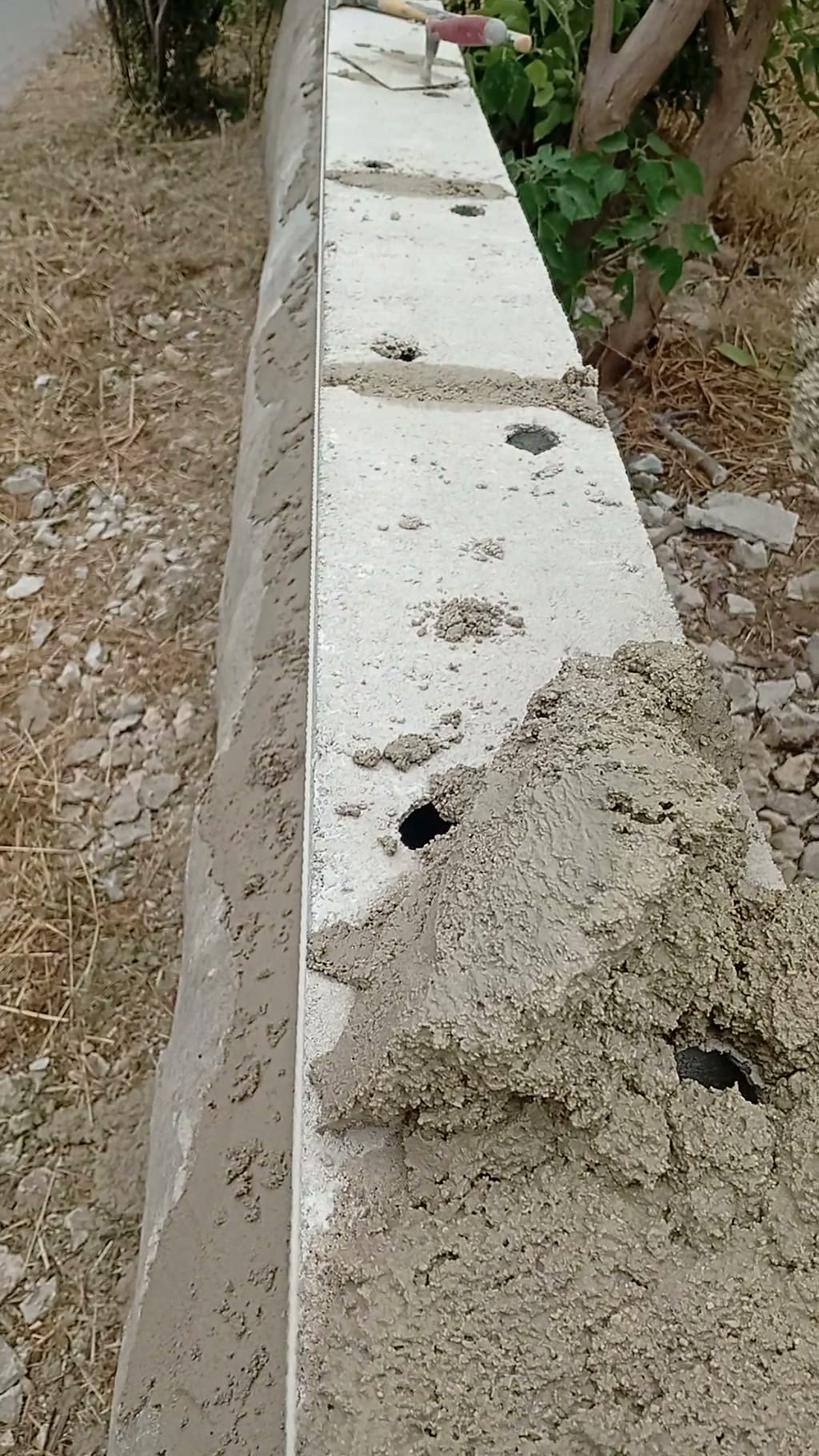Muret en pierre repris au mortier avec arase fraîche et cordeau tendu sur 55 m — Les Cadeneaux, Les Pennes-Mirabeau, juin 2026