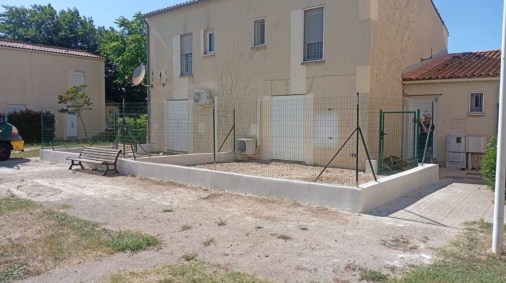 Clôture souple sur muret agglo enduit ton pierre terminée, vue finale du chantier de Miramas