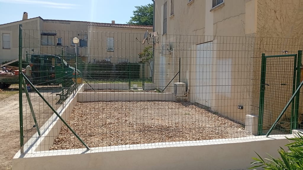 Clôture sur muret enduit dans un jardin résidentiel entre Aubagne et La Ciotat