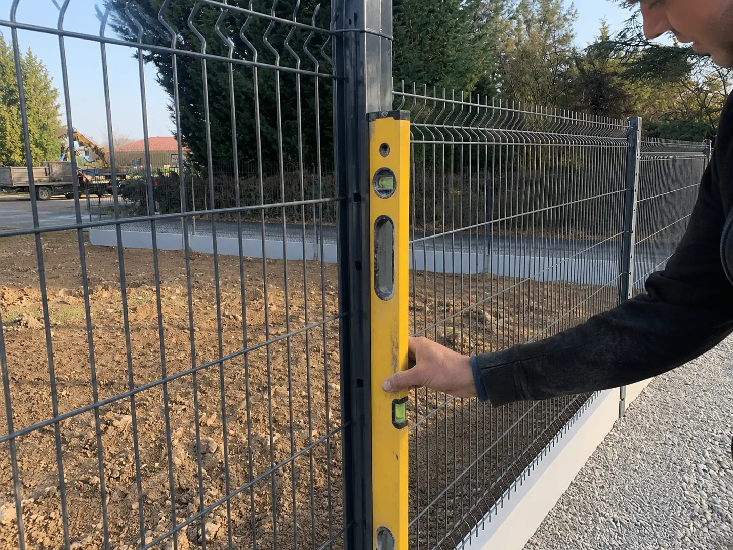 Clôture en grillage rigide anthracite contrôlée au niveau, comparée aux clôtures bois, composite et aluminium en Provence