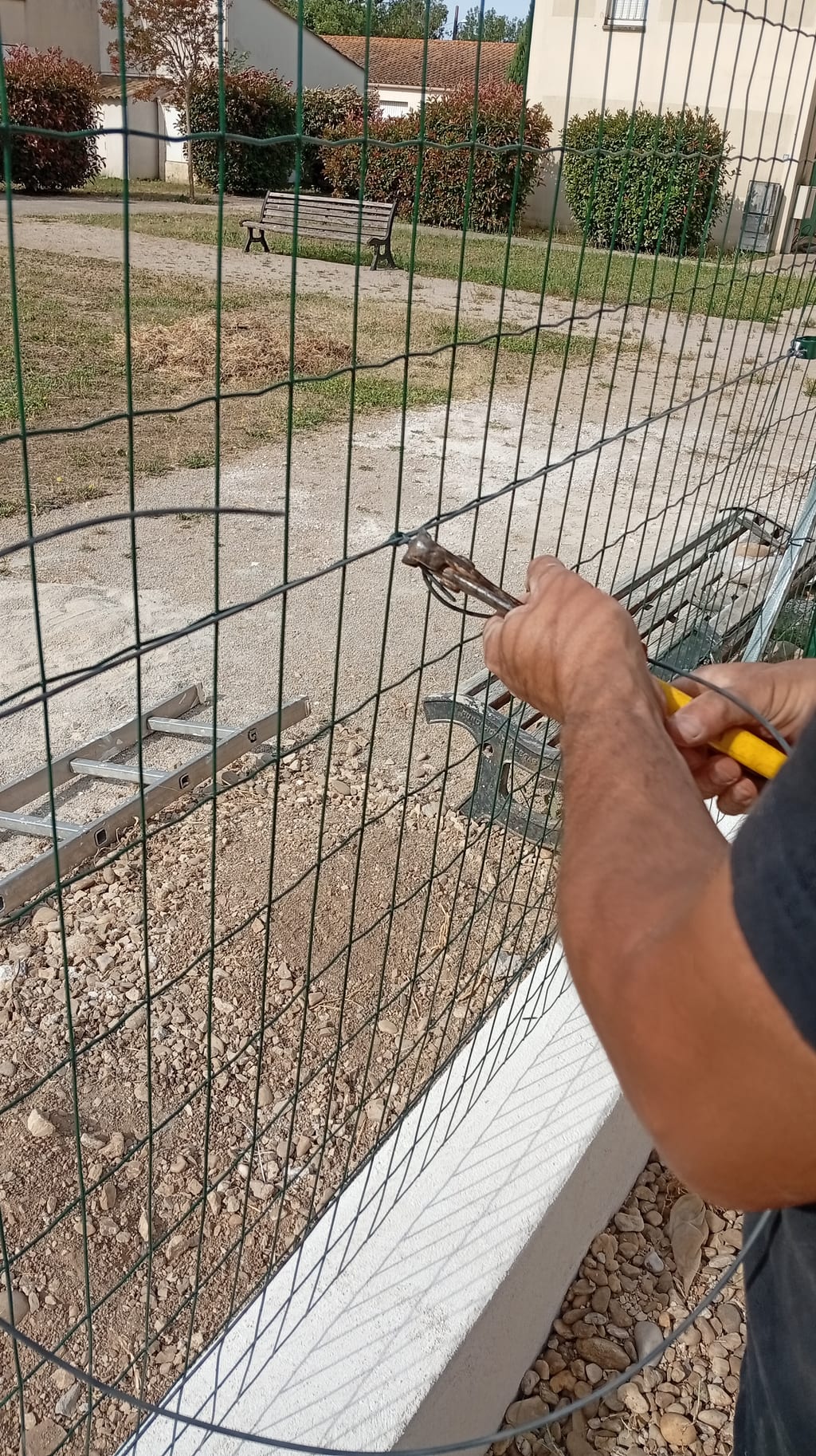 Fixation du grillage au-dessus du muret enduit fermant totalement le pied de clôture, solution anti-fugue à Plan-de-Cuques