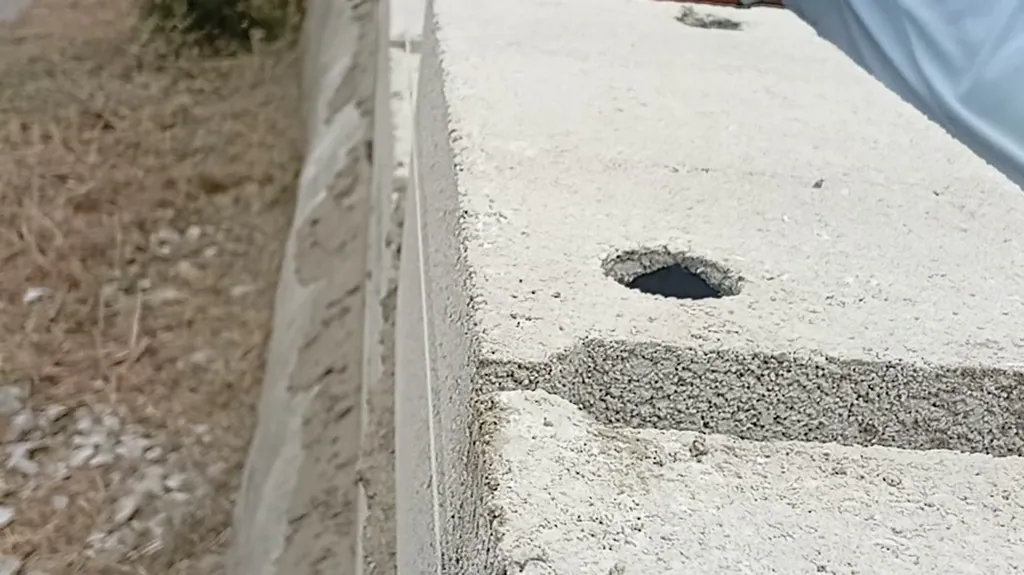 Mur de clôture de 55 m reconstruit après incendie — Les Cadeneaux, Les Pennes-Mirabeau