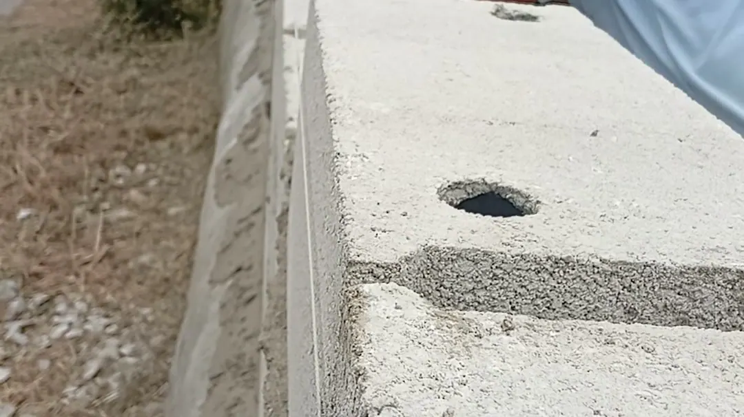 Couronnement du mur de clôture posé au cordeau avec réservation de poteau aux Cadeneaux, Les Pennes-Mirabeau