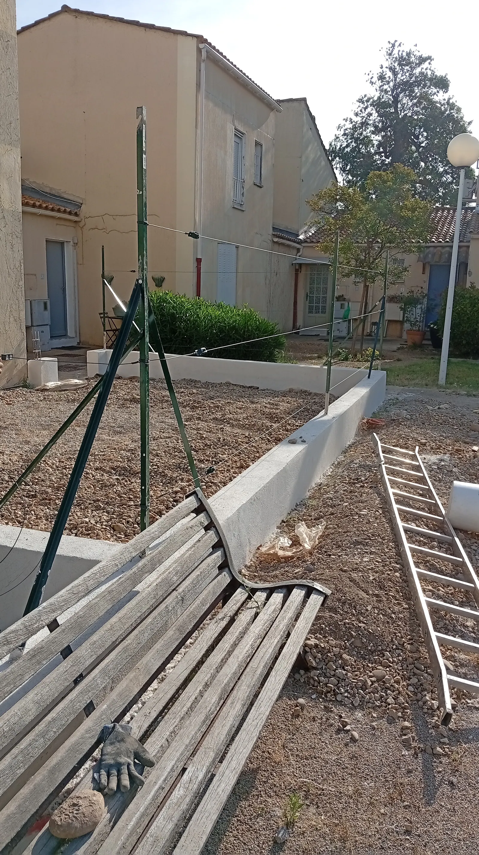 Soubassement maçonné en agglo avec poteaux scellés et jambe de force, base d'une clôture anti-sanglier en Provence